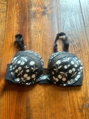 Victoria's Secret Very Sexy Front Close Push Up bra